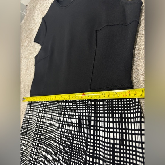 St. John Collection Luxe Sculpture Knit Cap Sleeve Dress-Caviar Size 12 - Picture 5 of 10